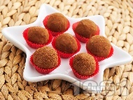 Рецепта Домашни бонбони топчета с бисквити, течен шоколад, масло, орехи и какао